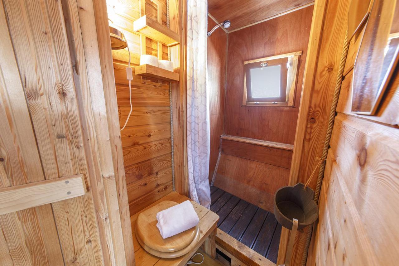 Logement Insolite La Toue Cabanee Centre Ville Angers Bagian luar foto